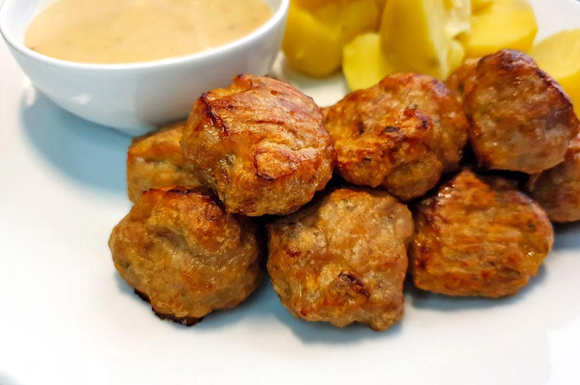 Turkey_meatballs_on-a-plate
