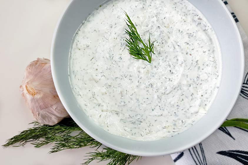 Garlic_and_yogurt_sauce_low