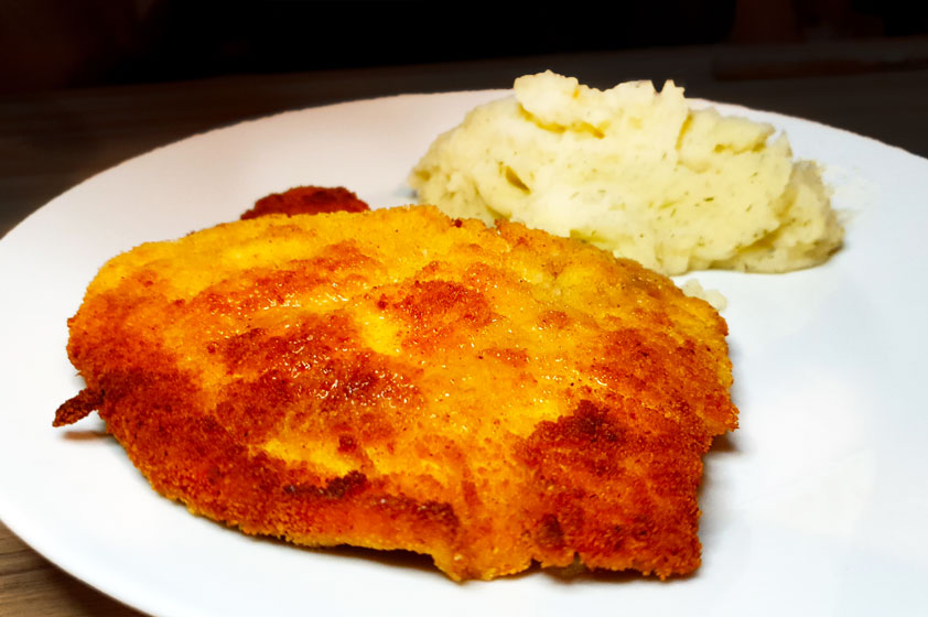 Chicken_schnitzel_with_potatoes