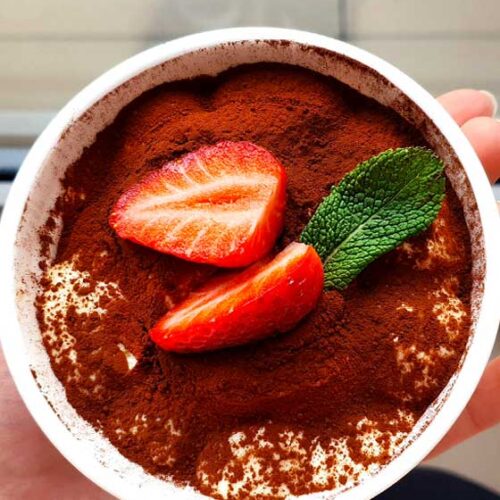 Tiramisu_with-cacao-and-strawberries